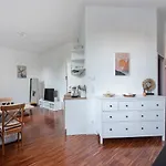 Cozy And Central City Apartment At The Belvedere